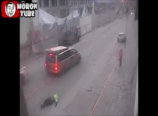 Video :Peru - robbers kill a policeman who was still holding onto their vehicle
